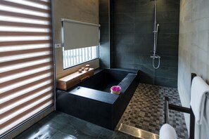 Habitación doble Deluxe | Baño | Amenidades de baño gratuitas, secadora de cabello, pantuflas, toallas 