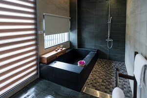 松岳客房 | 浴室 | 免費盥洗用品、吹風機、拖鞋、毛巾