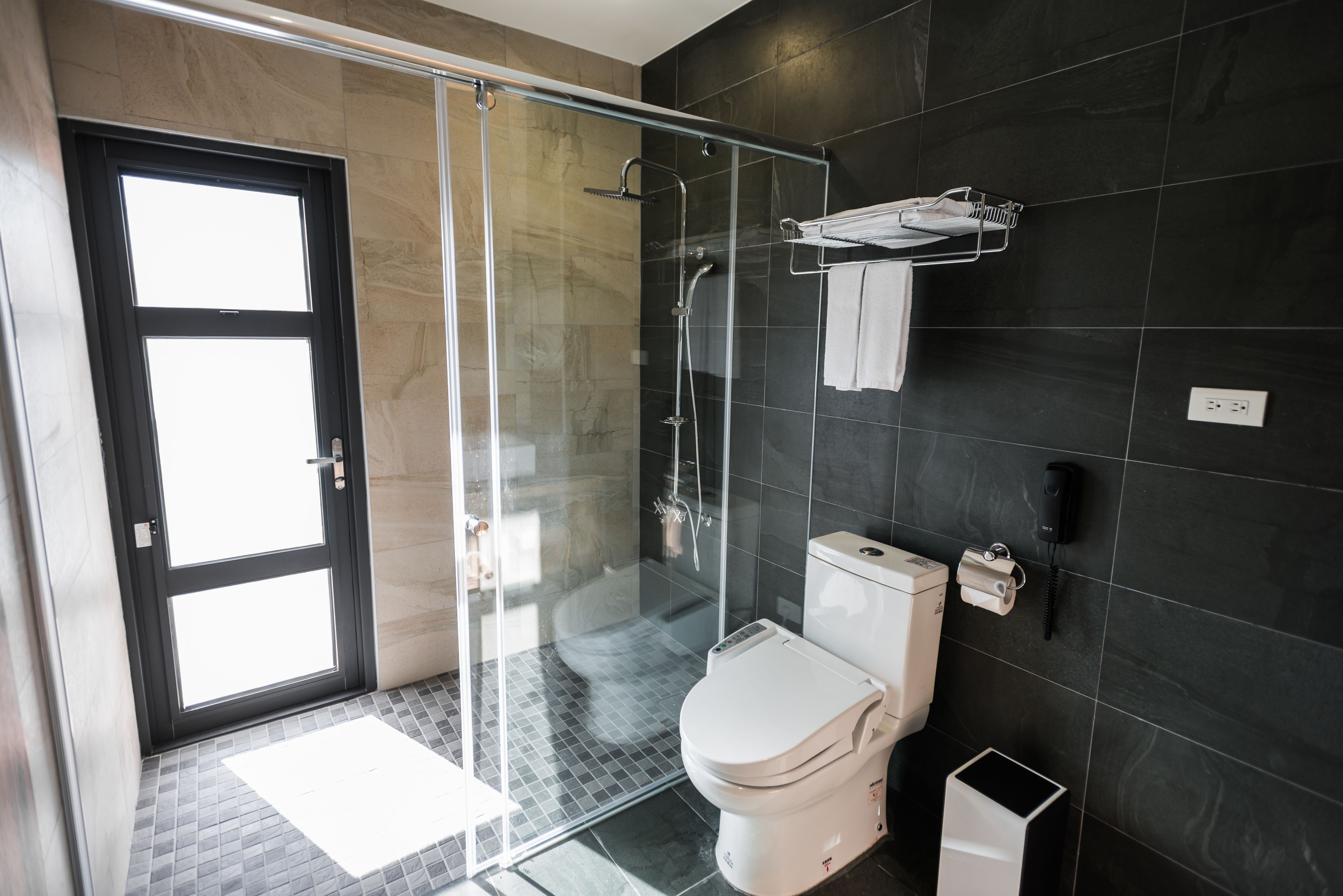 junior suite | bathroom | free toiletries, hair dryer, slippers, towels