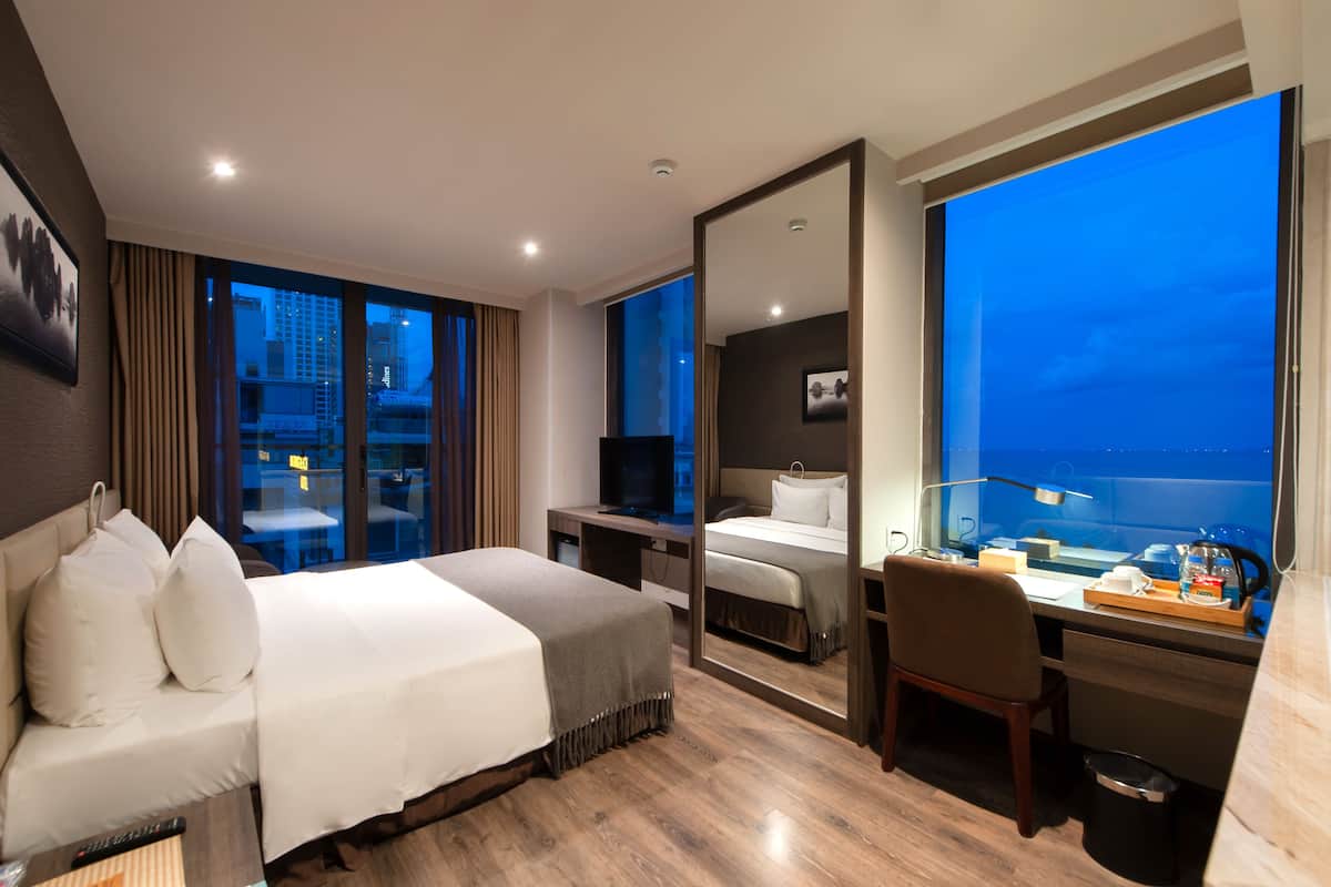deluxe ocean | 1 bedroom, premium bedding, minibar, in-room safe