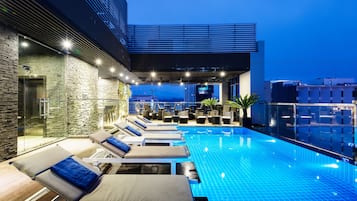 Outdoor pool, pool umbrellas, sun loungers