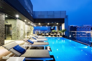 Outdoor pool, pool umbrellas, pool loungers - Alana Nha Trang Beach Hotel (Nha Trang)
