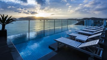 Hồ bơi ngoài trời, dù/ô trên bãi biển/hồ bơi, ghế dài tắm nắng