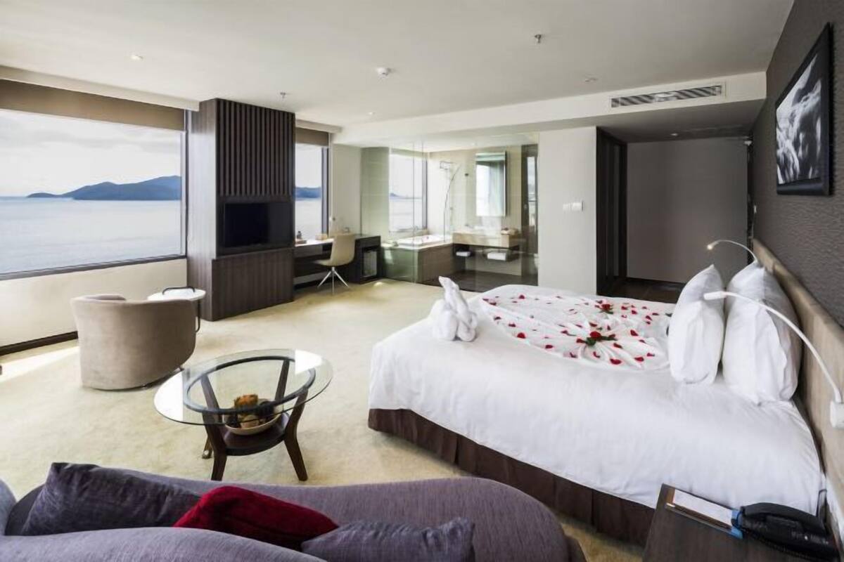 Ropa de cama de alta calidad, minibar, caja fuerte y escritorio