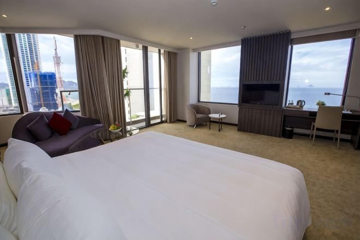 Premium bedding, minibar, in-room safe, desk