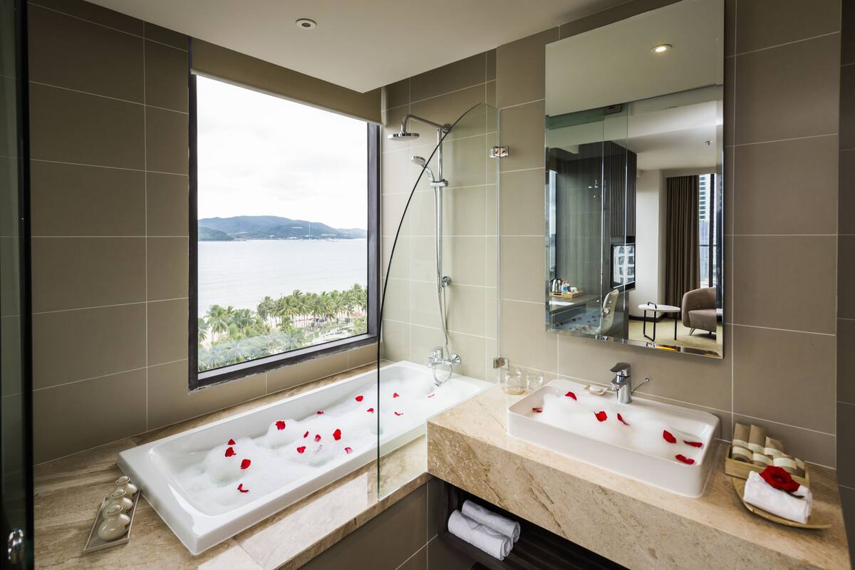 Suite, Sea View | Ropa de cama de alta calidad, minibar, caja fuerte y escritorio