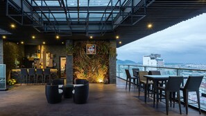2 bars/lounges, rooftop bar, lobby lounge