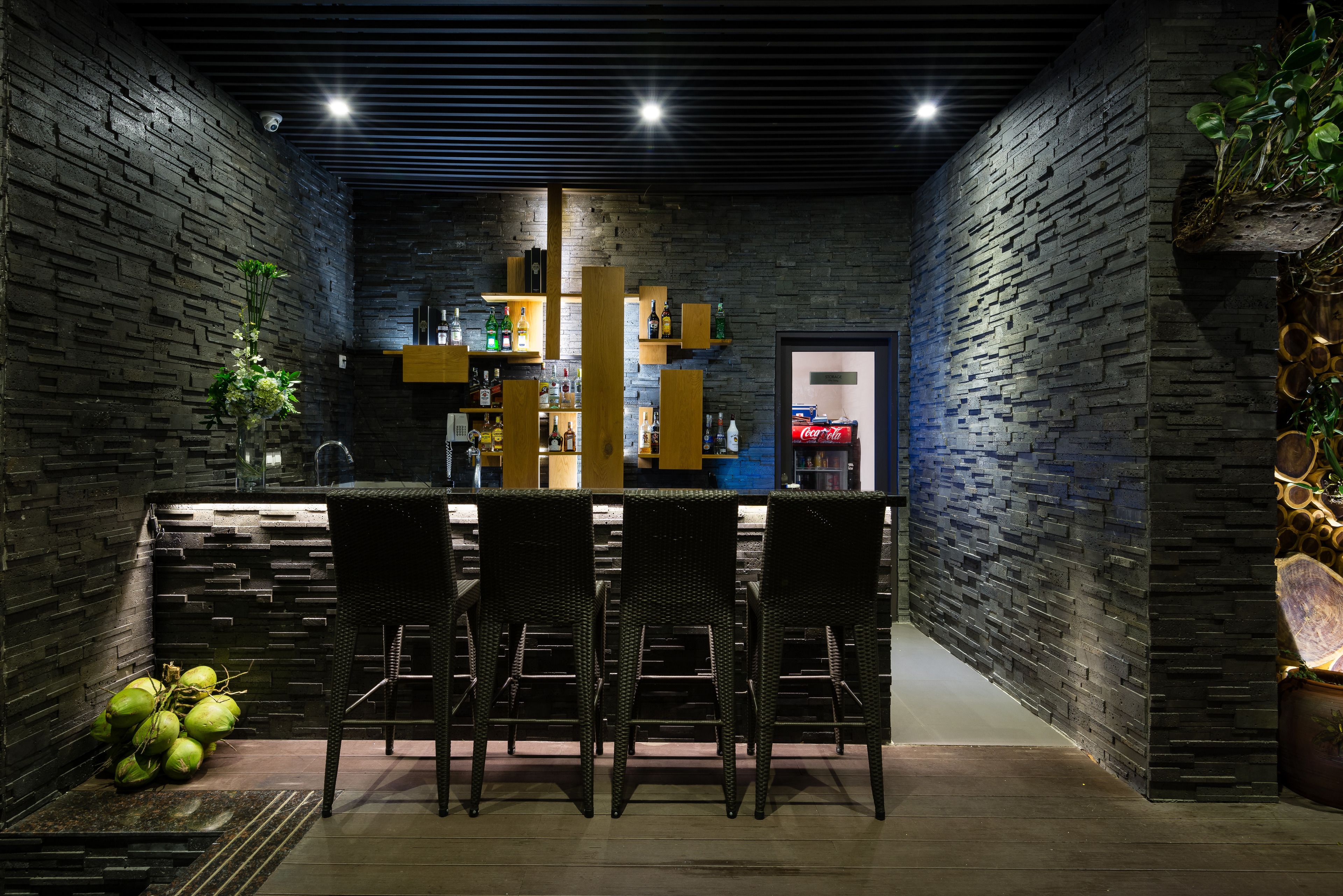 2 bars/lounges, rooftop bar, lobby lounge