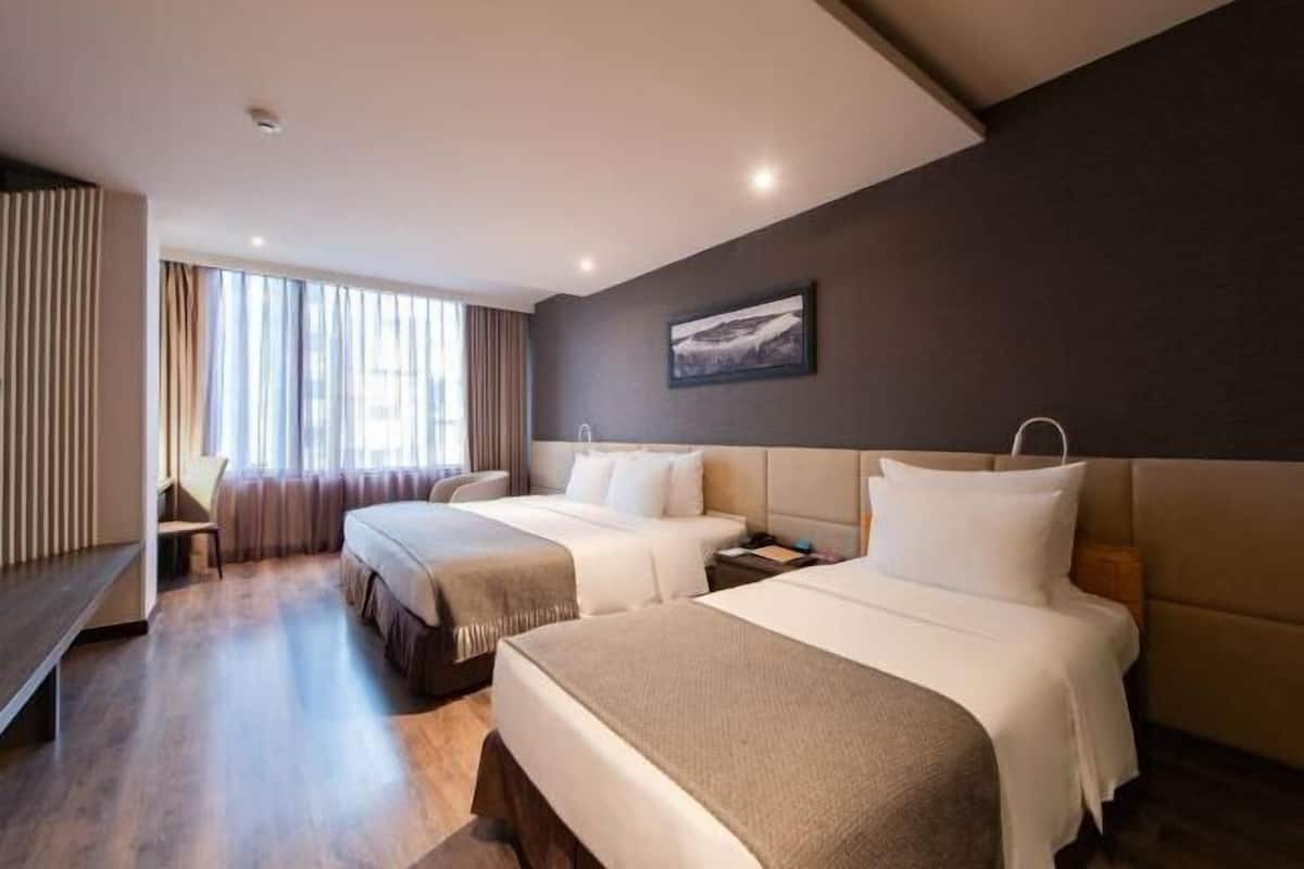 Ropa de cama de alta calidad, minibar, caja fuerte y escritorio