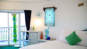 Une chambre d’hôtel avec un lit, une table de chevet, une lampe, une horloge, une fenêtre avec des rideaux et une vue sur le balcon extérieur.