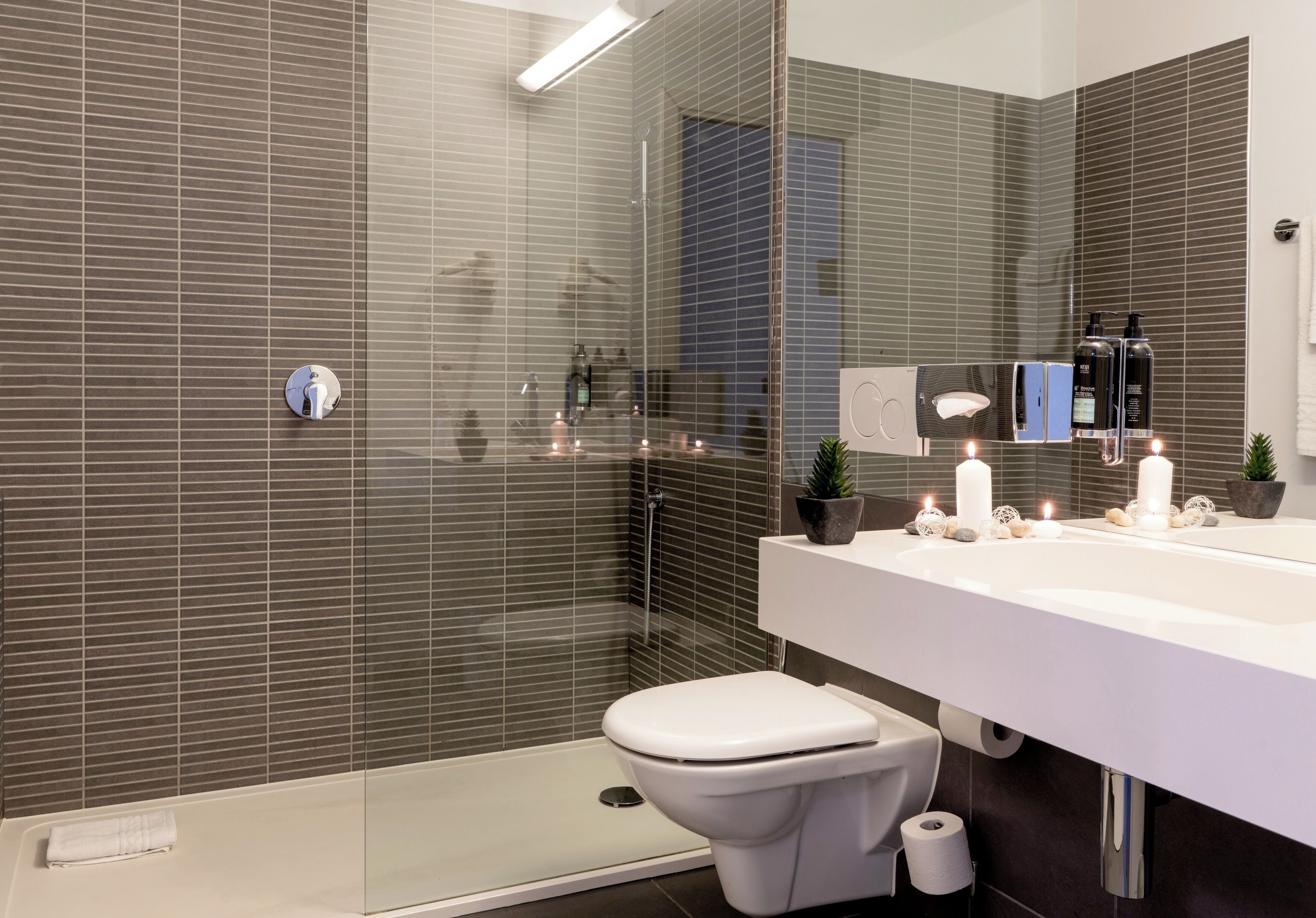 shower, free toiletries, towels