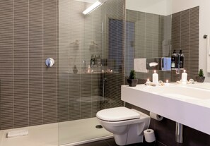 Shower, free toiletries, towels