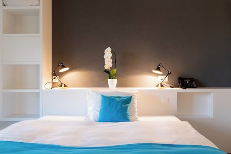 Ropa de cama de alta calidad y caja de seguridad en la habitación