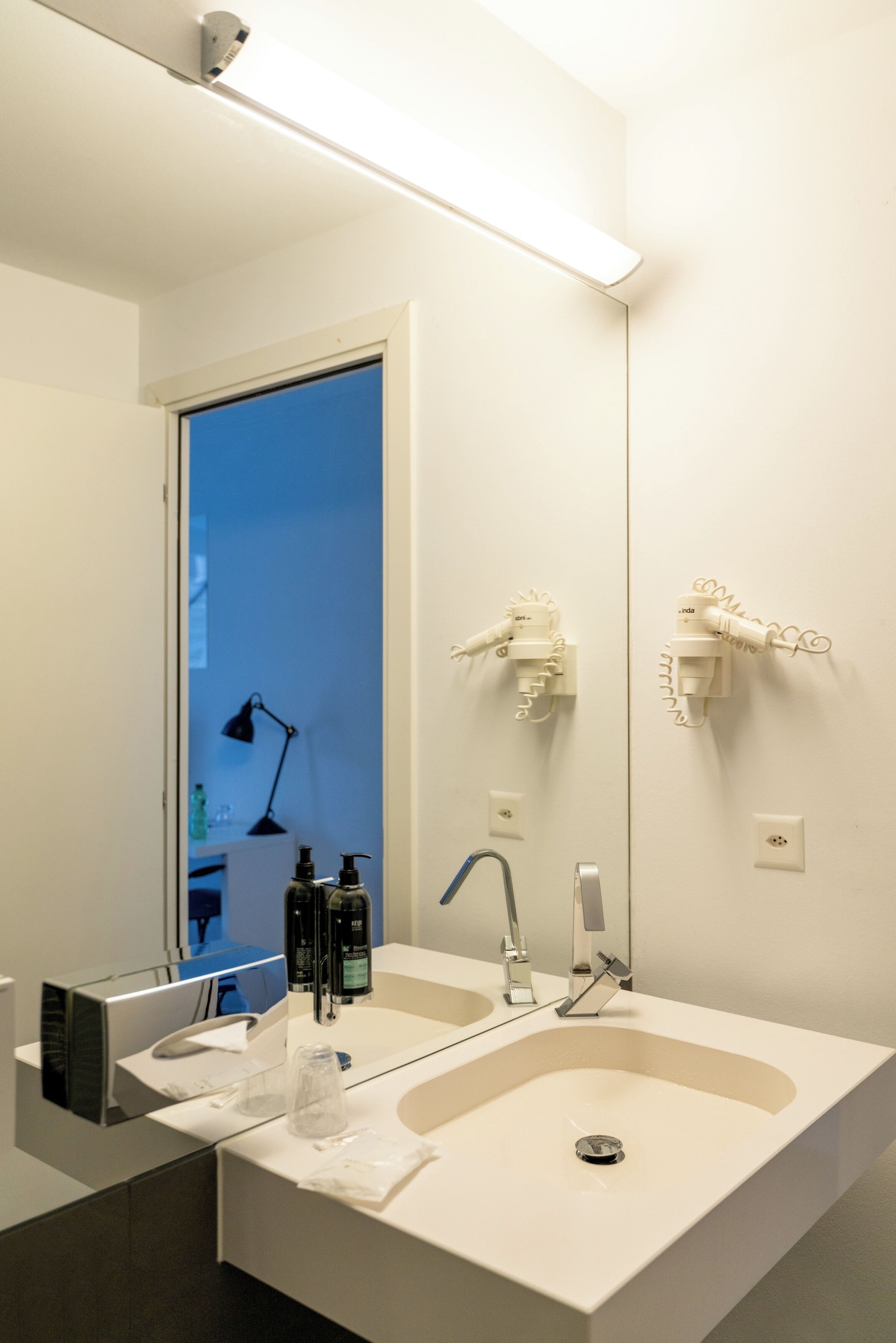 shower, free toiletries, towels