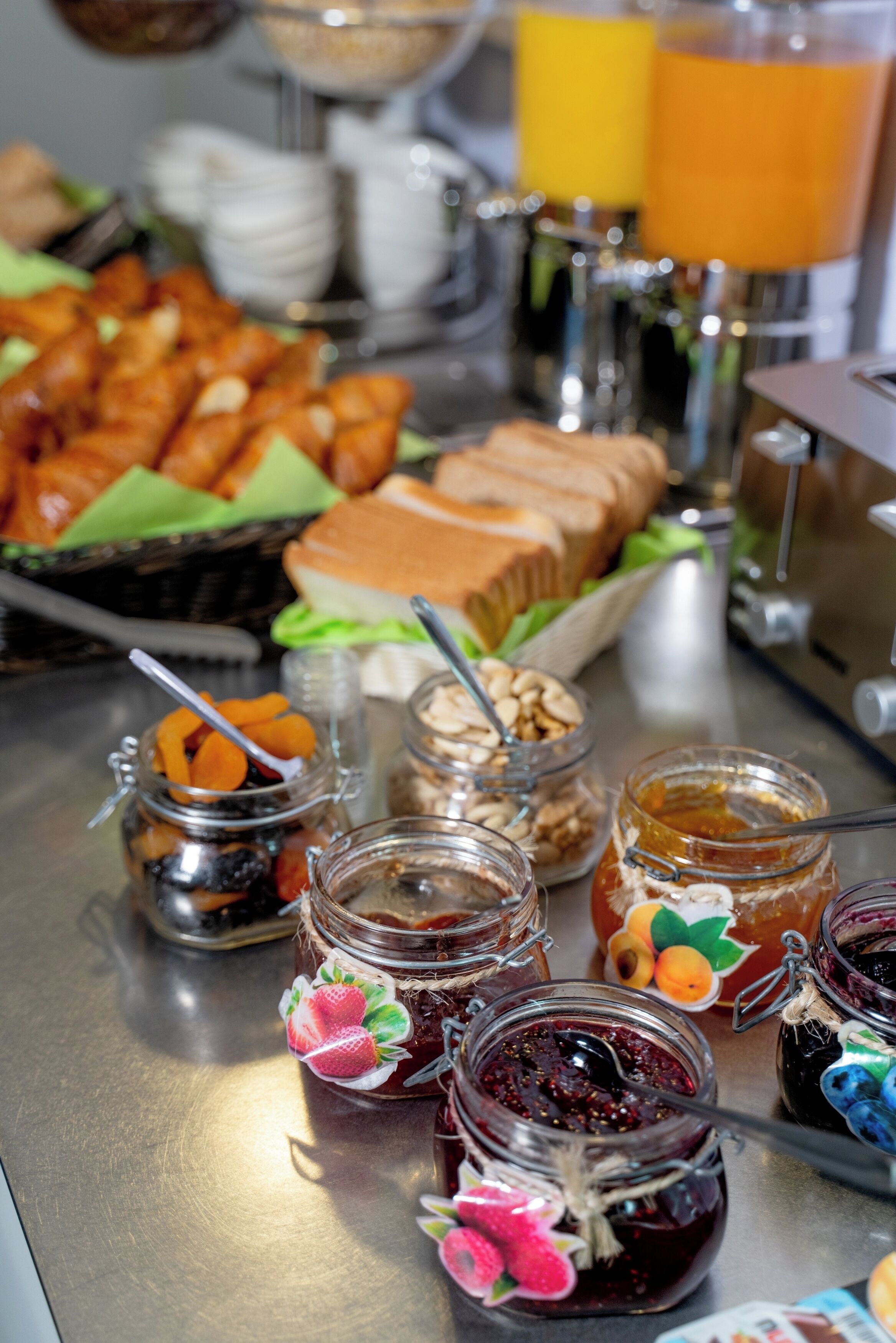 Daily buffet breakfast (CHF 18 per person)
