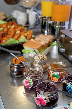 Daily buffet breakfast (CHF 18 per person)