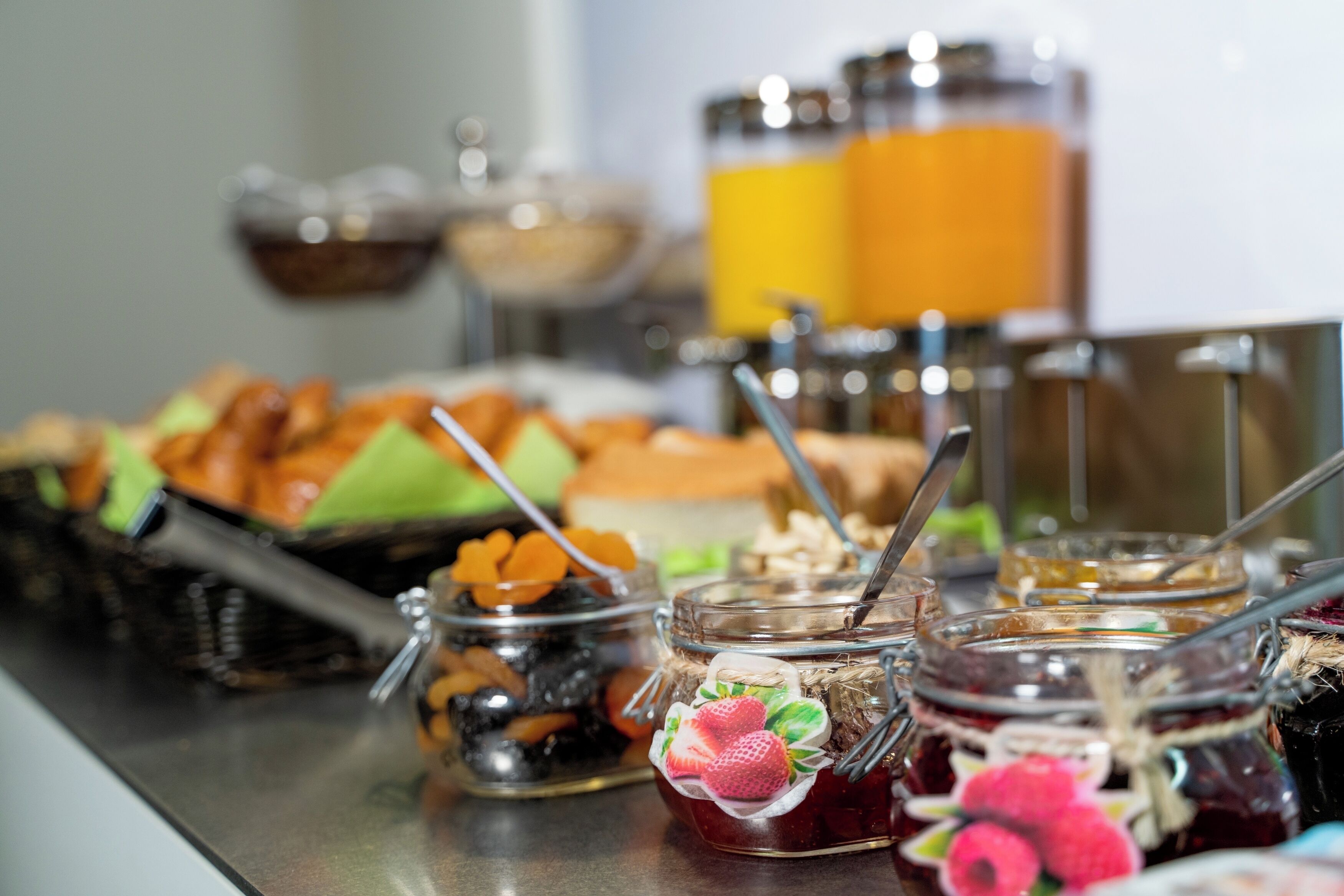 Un bufé con diversos alimentos y frascos de conservas.