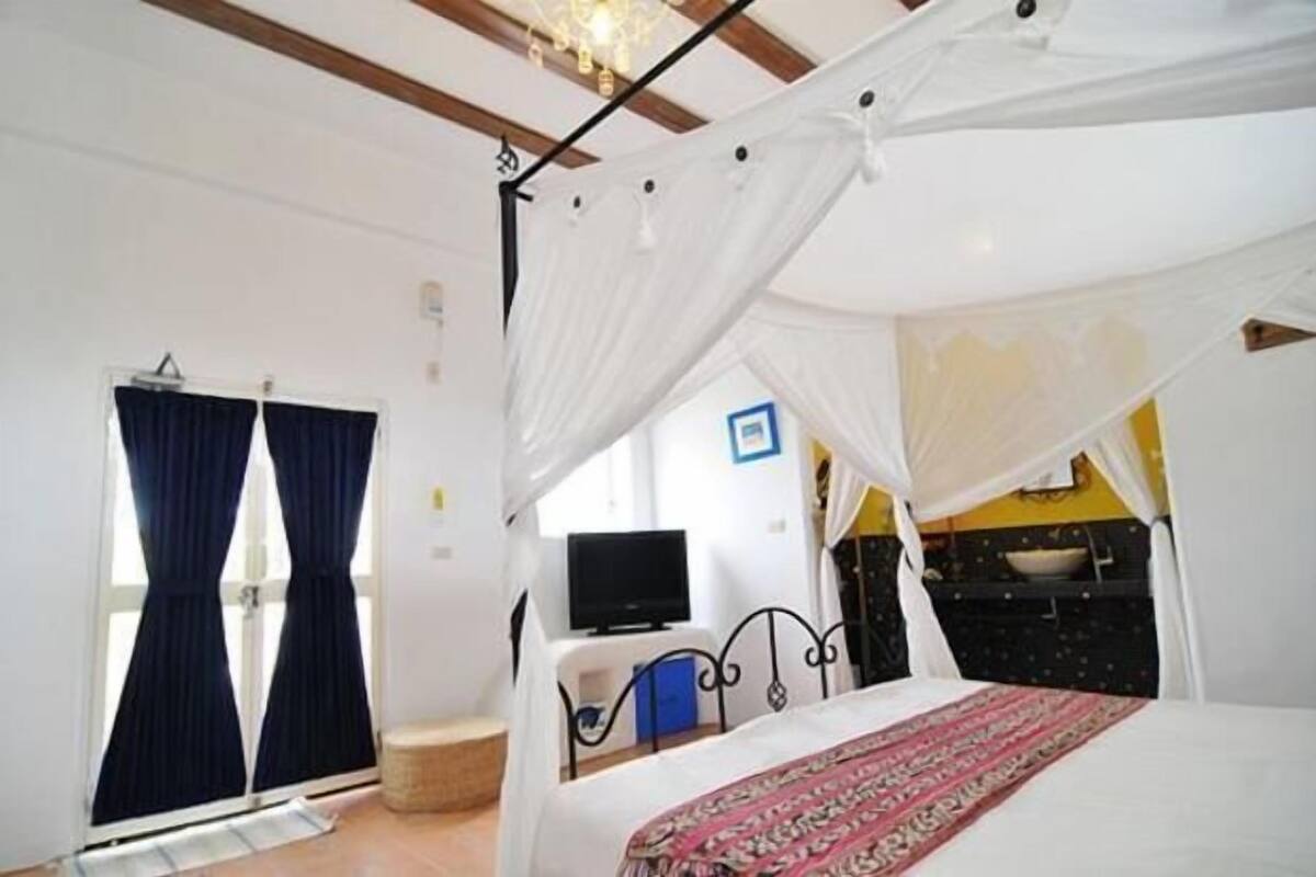 Desk, free WiFi, bed sheets