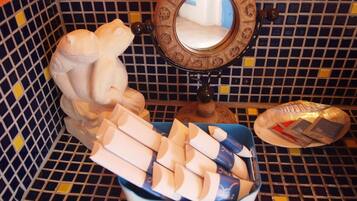 Perlengkapan mandi gratis, pengering rambut, sandal, dan handuk