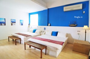 Habitación cuádruple superior | Escritorio, wifi gratis, ropa de cama