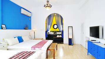 Kamar Quadruple Superior | Meja kerja, Wi-Fi gratis, dan seprai linen