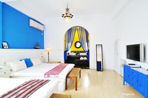 Habitación cuádruple superior | Escritorio, wifi gratis, ropa de cama