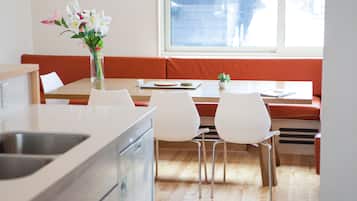 Khu vực ăn uống tại phòng