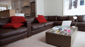 Nhà liên kế | Khu phòng khách | TV màn hình phẳng 42-inch có truyền hình kỹ thuật số, Smart TV