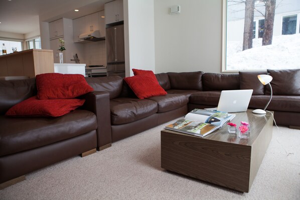 Casa de ciudad | Área de sala de estar | Televisión de pantalla plana de 42 pulgadas con canales digitales 