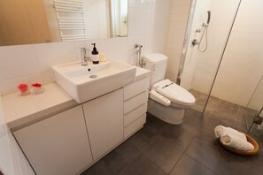 Casa geminada | Banheiro | Chuveiro, secador de cabelo, chinelos 