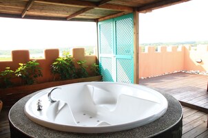 Habitación de lujo doble, balcón | Bañera de hidromasaje cubierta