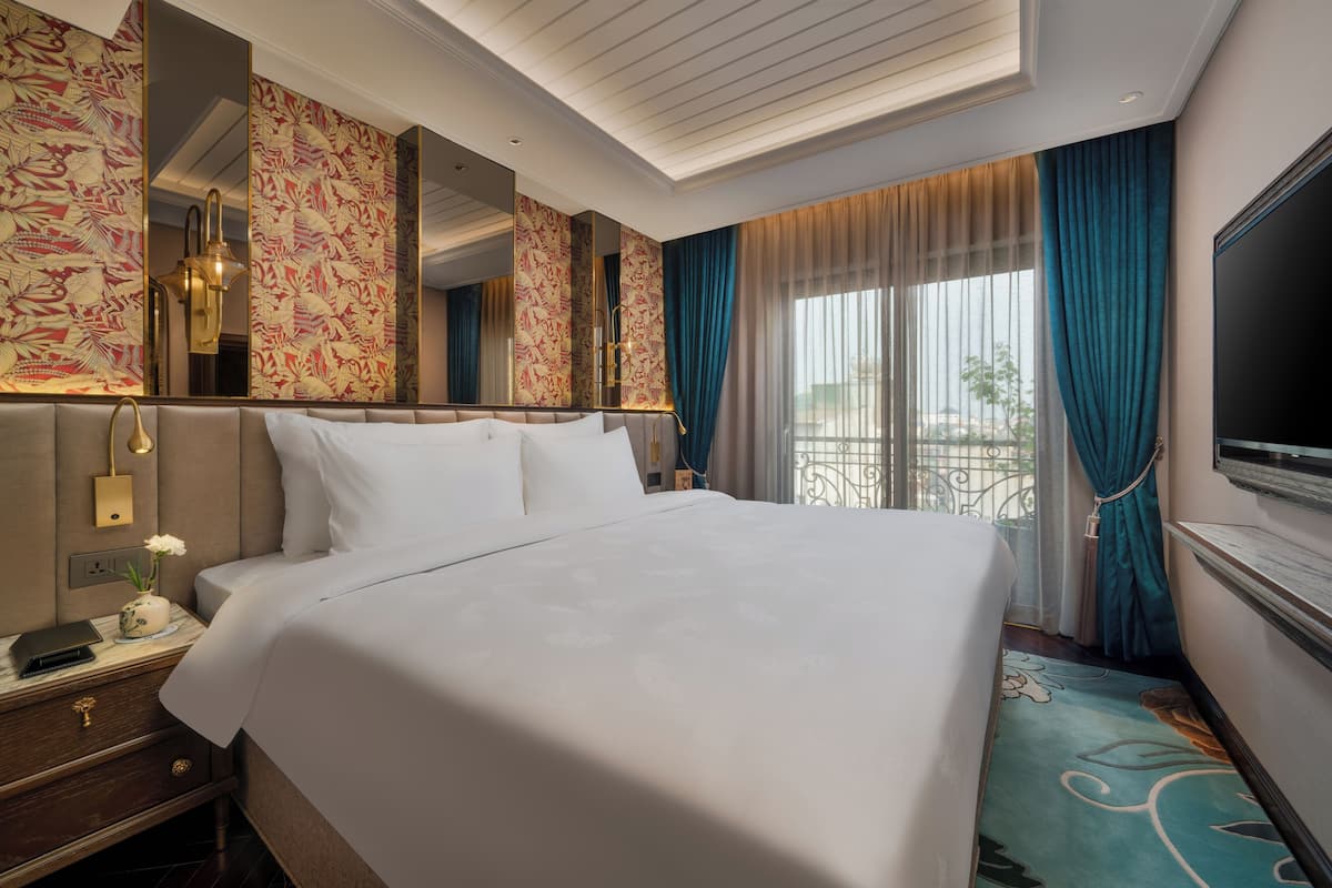 Luxury Suite | 1 bedroom, premium bedding, Tempur-Pedic beds, minibar