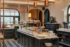 Free daily buffet breakfast - Peridot Gallery Classic Hotel (Hanoi)