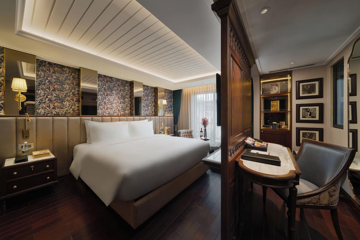 Grand Suite with Hot Tub | 1 bedroom, premium bedding, Tempur-Pedic beds, minibar