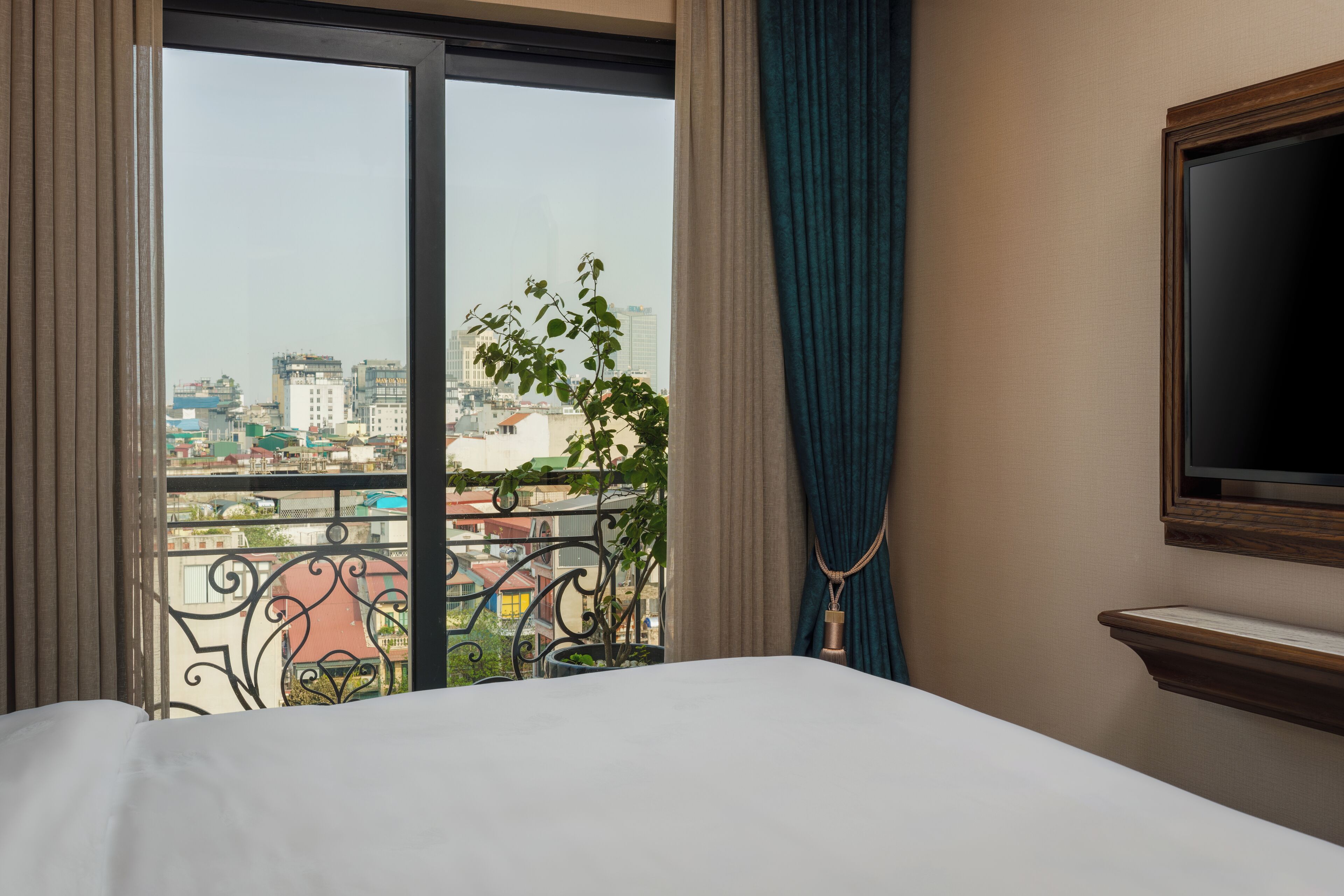 luxury suite | city view