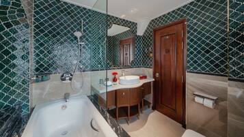 Un baño con bañera, lavabo e inodoro.
