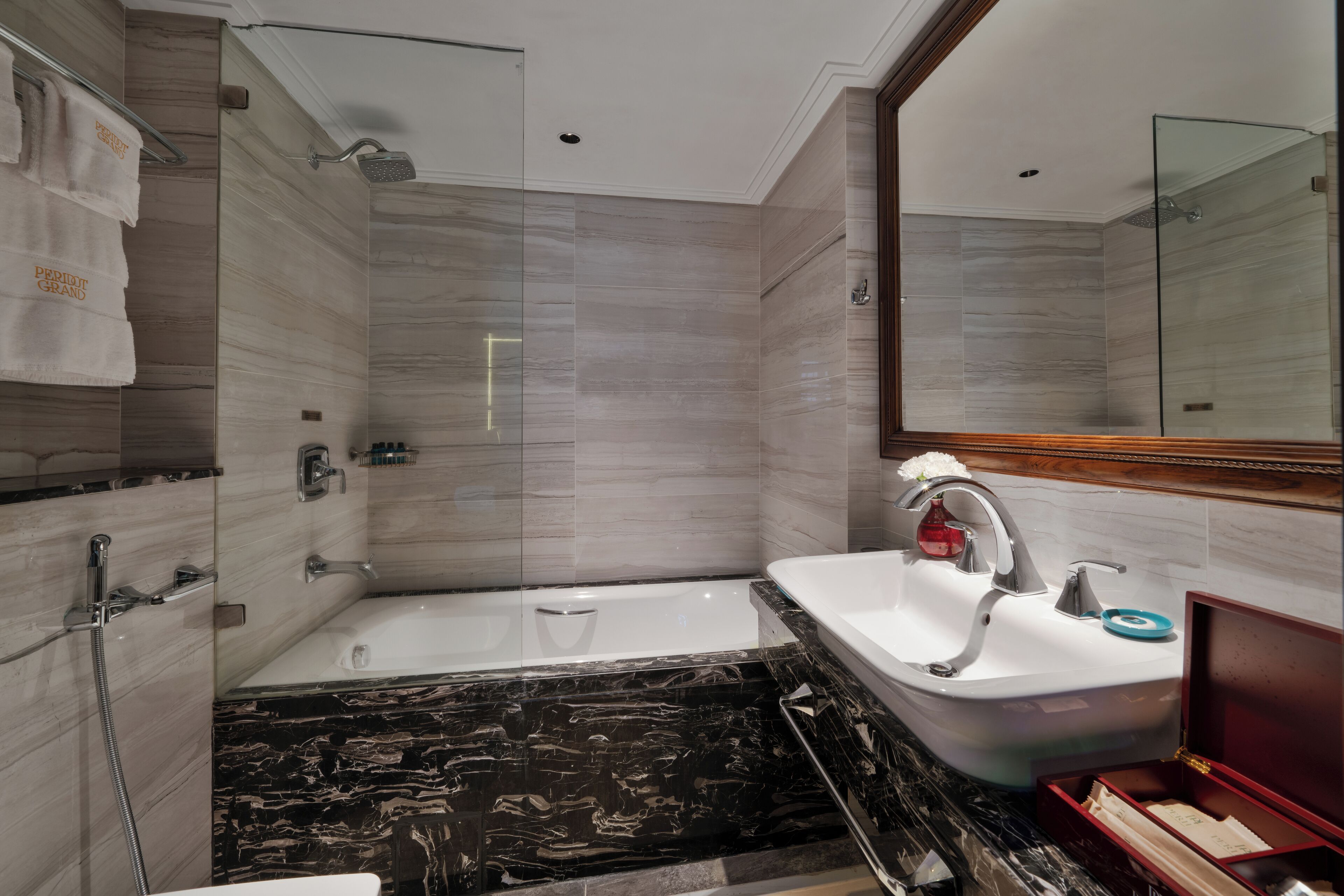 premier deluxe | 1 bedroom, premium bedding, tempur-pedic beds, minibar