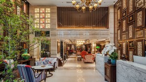 A spacious lobby with a marble floor, seating areas, and a reception desk. -  Peridot Gallery Classic Hotel (Hanoi)