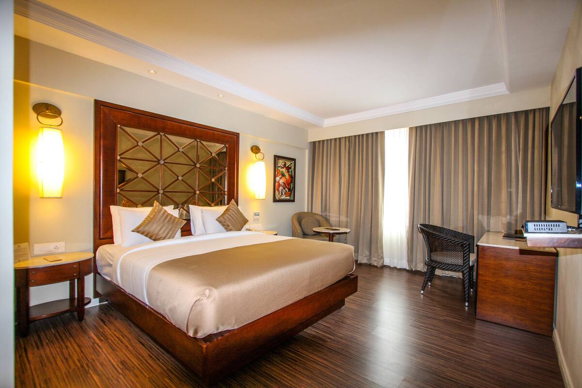 Roupas de cama premium, frigobar, cofres nos quartos, escrivaninha