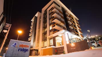 Bagian depan properti - sore/malam