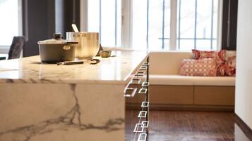 Penthouse, 4 Bedrooms | Premium bedding, in-room safe, iron/ironing board, cots/infant beds