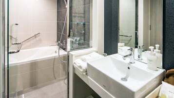 Combined shower/tub, deep soaking tub, rainfall showerhead