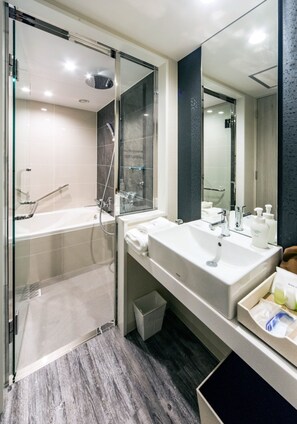 Combined shower/tub, deep soaking tub, rainfall showerhead - Daiwa Roynet Hotel Ginza PREMIER (Tokyo)