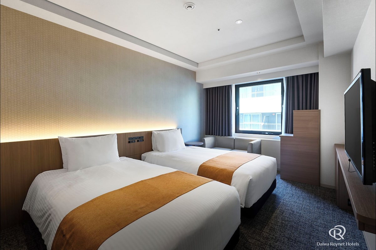 Premium bedding, down comforters, in-room safe, blackout drapes