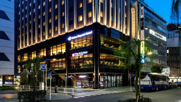 Un hotel de gran altura con un letrero llamativo que dice "Danish Royal Hotel".