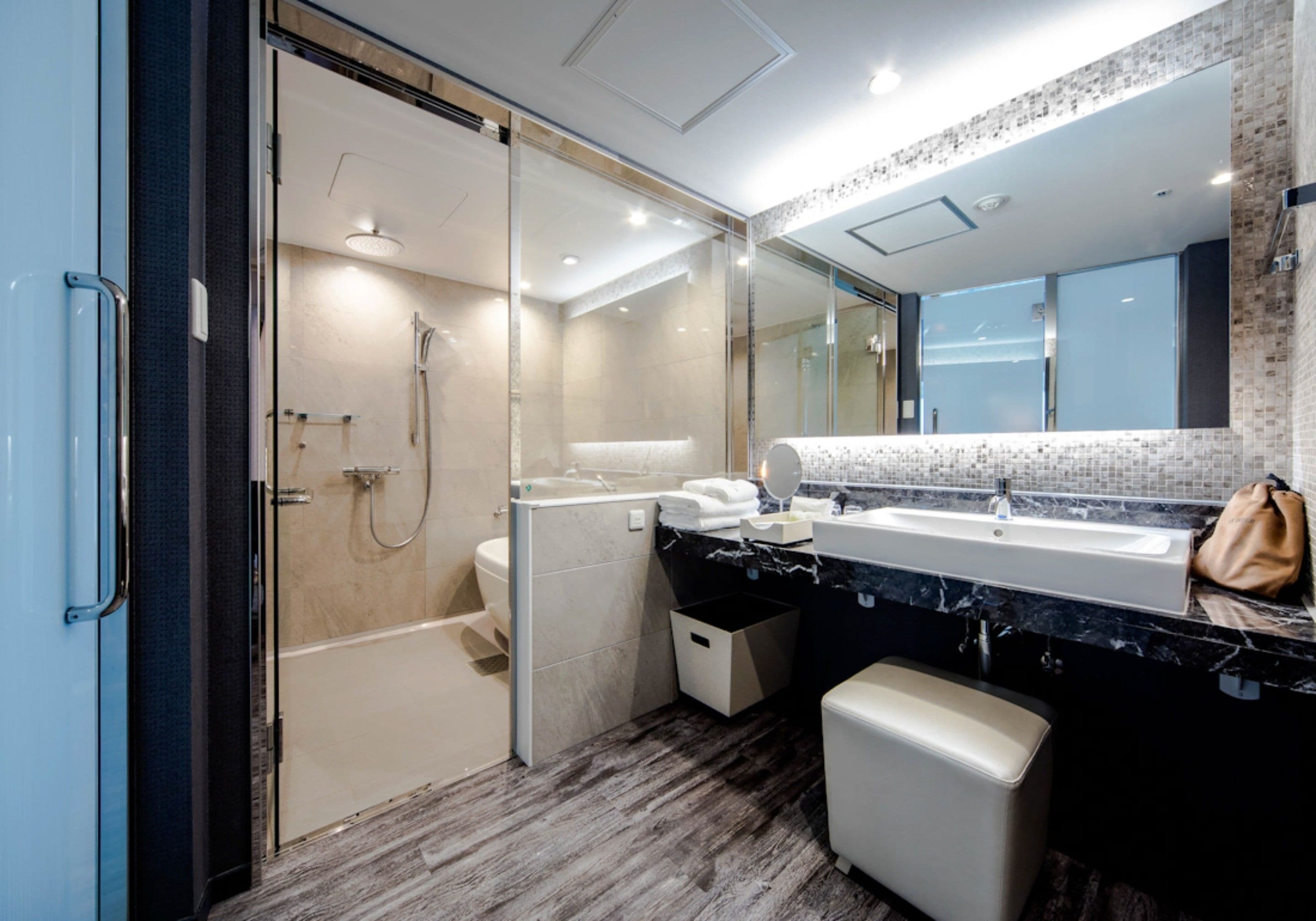 junior suite double room, non smoking | bathroom | combined shower/bathtub, deep-soaking bathtub, rainfall showerhead