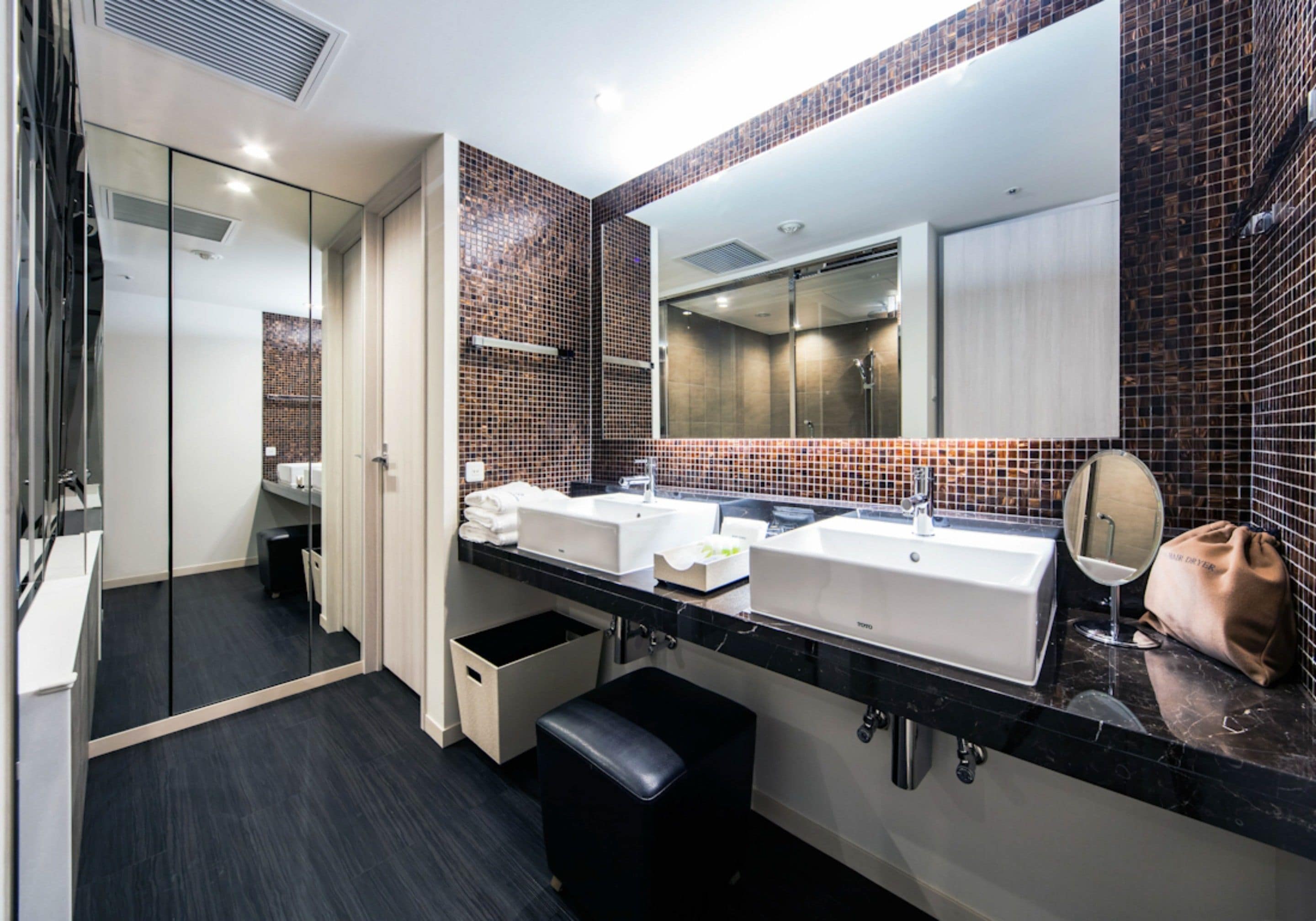 junior suite twin room, non smoking | bathroom | combined shower/bathtub, deep-soaking bathtub, rainfall showerhead