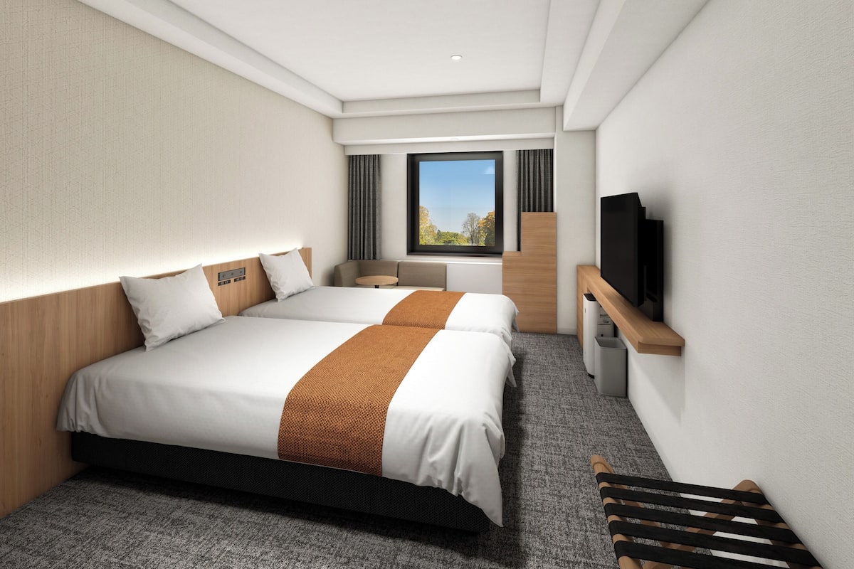 Premium bedding, down comforters, in-room safe, blackout drapes