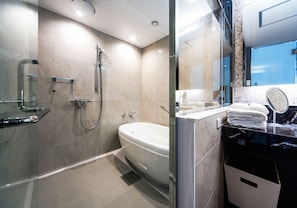 Combined shower/tub, deep soaking tub, rainfall showerhead
