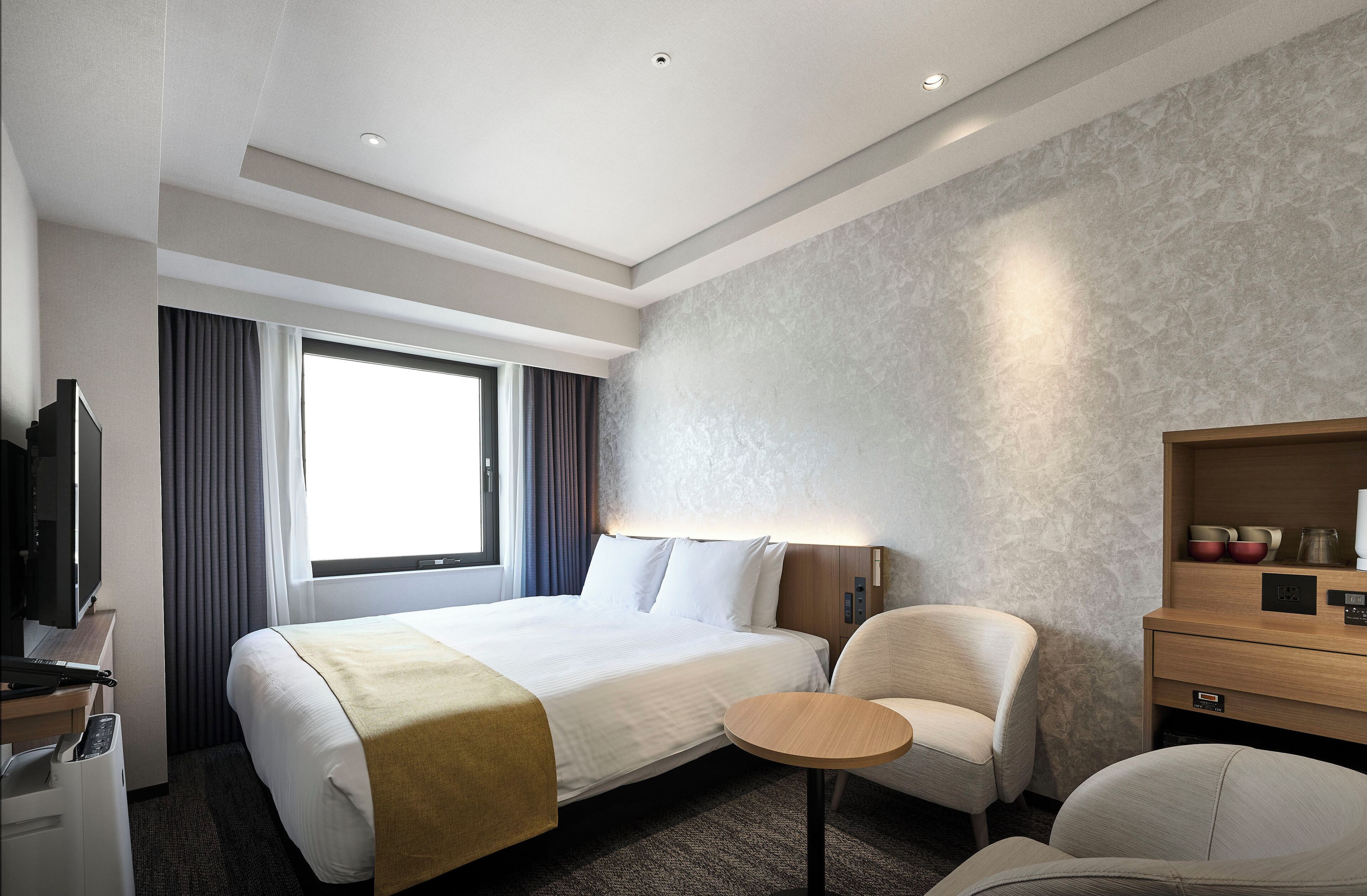 Premium bedding, down comforters, in-room safe, blackout drapes